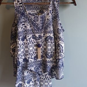 Sleeveless shirt with necklace